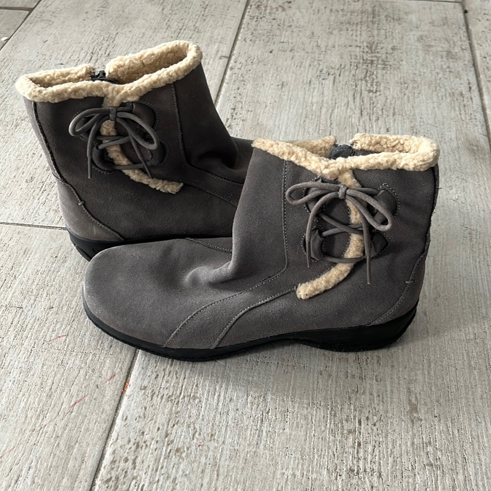 Clarks Angie Madi Women's Bendables Winter Boot Gray Suede Style #35615 size 7.5